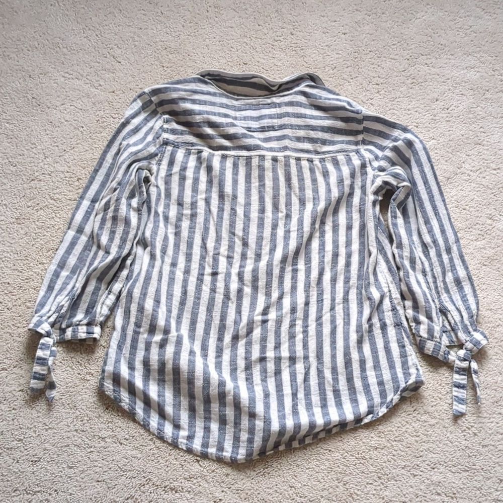 Abercrombie & Fitch Blue and White Striped Button Down Shirt - Picture 8 of 9